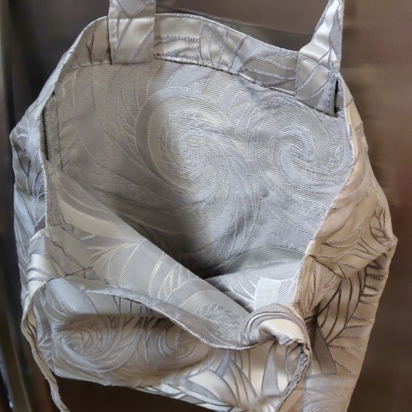 Linen silver embroidery day bag - Picture 3 of 8